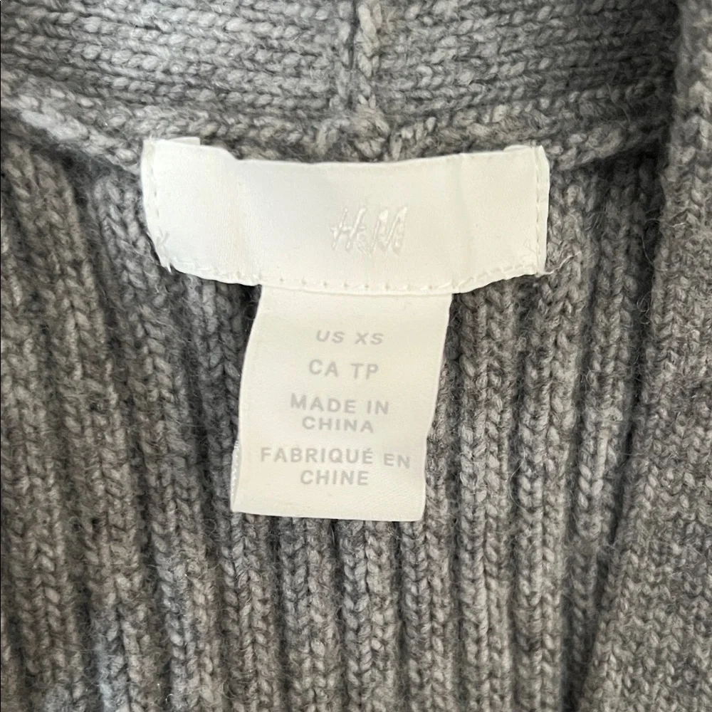 H&M Gray Ribbed V-Neck Button Front Cardigan - Picture 2 of 4